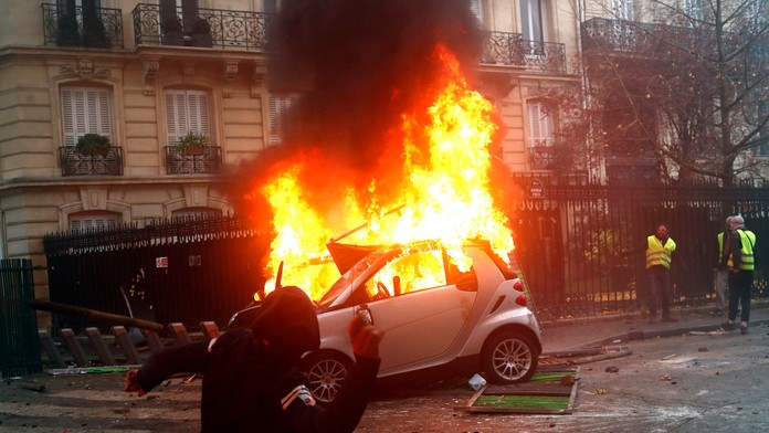 Demonštrant v kapucni.