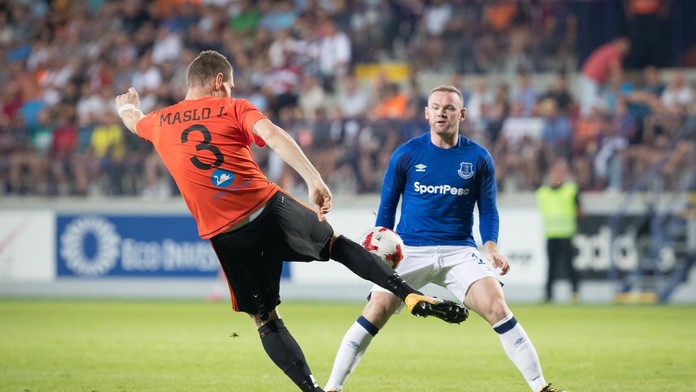 Ružomberčan Ján Maslo bojuje o loptu s Wayneom Rooneym z Evertonu (vpravo) v odvete 3. predkola EL.