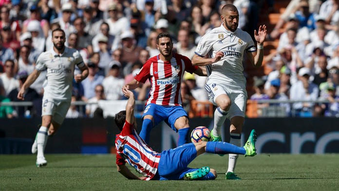 Karim Benzema (Real Madrid) a Juan Fran (Atletico Madrid) 