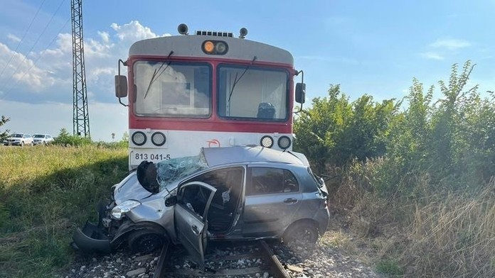 Zrážka vlaku s autom