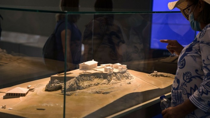 Miniatúra návršia Akropola.