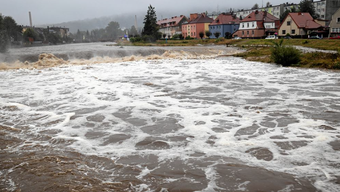 Mohutný dážď dáva o sebe vedieť aj v Poľsku. V kritických oblastiach pomáhajú vrtuľníky