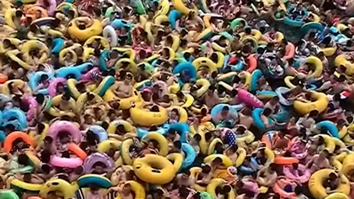 VIDEO: Obrovská tlačenica v bazéne. Kúpalo sa v ňom toľko ľudí, že takmer nebolo vidno vodu