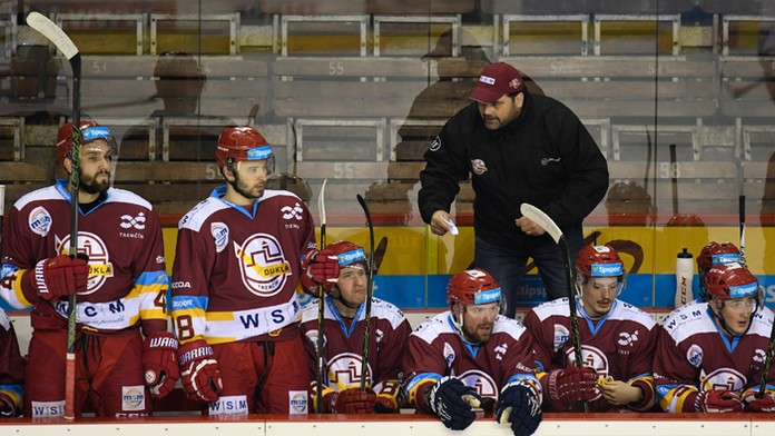 Striedačka Dukly Trenčín s trénerom Jánom Kobezdom (13. januára).