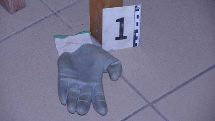 Rukavica, v ktorej našli DNA a usvedčili zlodeja z Tomášikova.