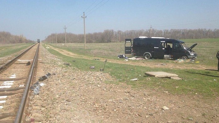 Mikrobus sa zrazil s vlakom na polostrove Krym