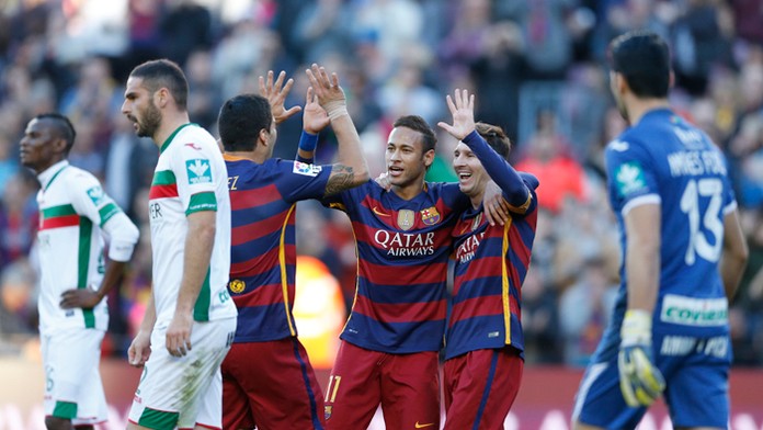 Útočník Barcelony Lionel Messi (vpravo) oslavuje svoj gól s Neymarom (v strede) a Luisom Suarezom.