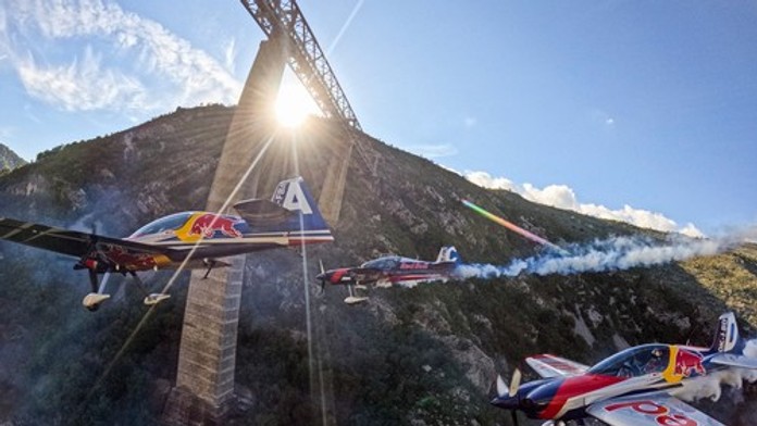 VIDEO: Zábery, ktoré vyrážajú dych. Českí piloti prepísali dejiny akrobatického lietania