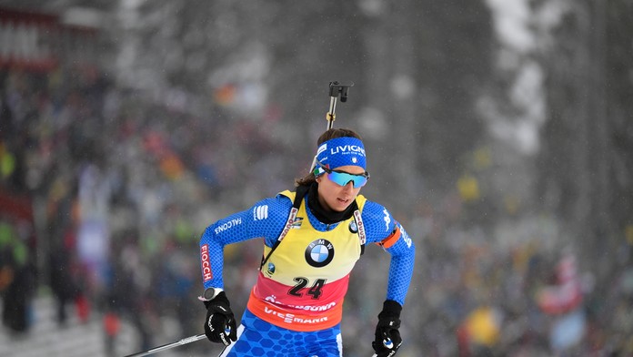 Biatlonistka Laura Dahlmeierová v cieli šprintu na MS v Östersunde.