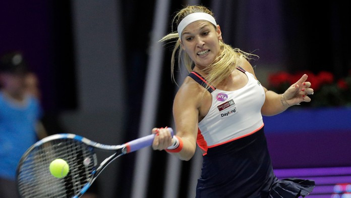 Dominika Cibulková odvracia úder domácej tenistky Jeleny Vesninovej vo štvrťfinále na turnaji WTA v Petrohrade.