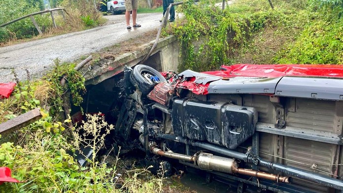 Tragická nehoda na juhu Slovenska. Vodič dodávky zišiel do priekopy a narazil do mosta