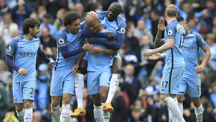 Hráč Manchester City Vincent Kompany (v strede)