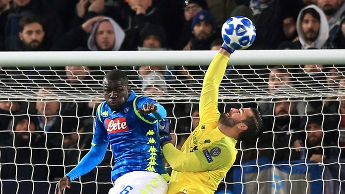 Kalidou Koulibaly (Neapol) v súboji o loptu s brankárom Liverpoolu Alissonom Beckerom.
