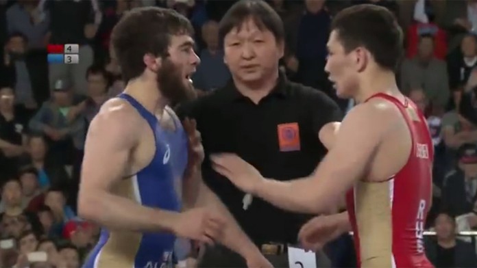 Viktor Lebedev (vľavo) a Ismail Musukajev v kontroverznom zápase.