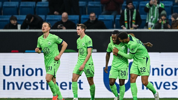 Hráči Wolfsburgu dostali trest za nenosenie rúšok, odpykajú si ho vo vlaku