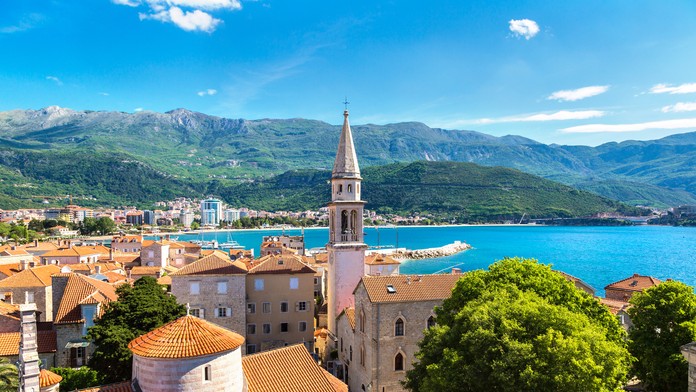 Mesto Budva v Čiernej Hore na pobreží Jadranského mora.