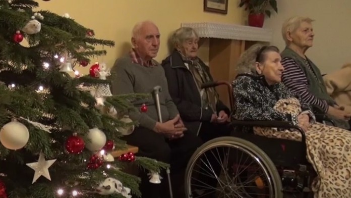 Sprava Tomáš Tatar a Brendan Gallagher z Montrealu oslavujú gól proti Winnipegu.