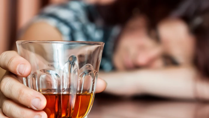 Nebezpečná výzva stála mladého influencera život: Vypil celú fľašu alkoholu