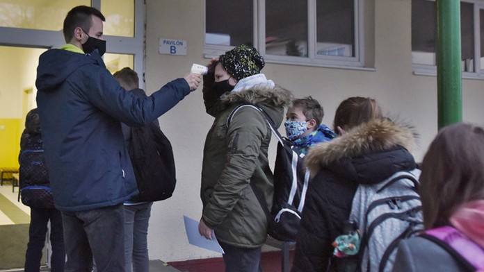 Mladí herci z Oteckov na nakrúcaní vianočnej pesničky