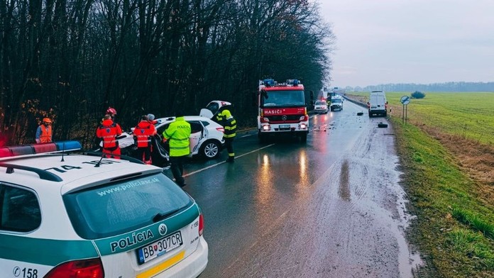 Dopravná nehoda na strednom Slovensku. Pri čelnej zrážke sa zranili tri osoby