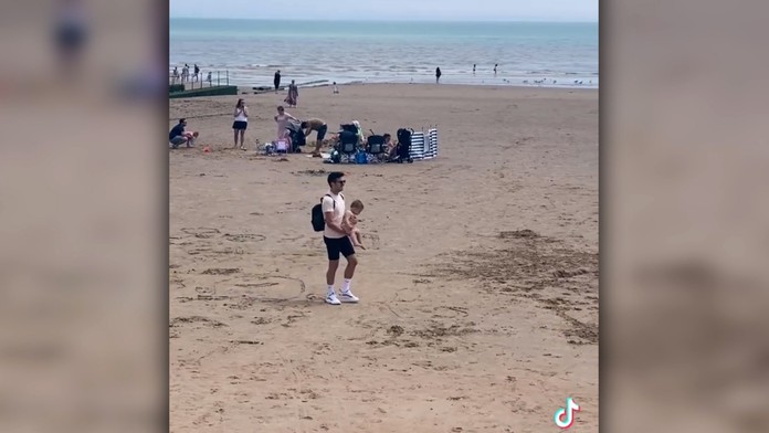 Muž našiel dieťa, ktoré nikomu na pláži nechýbalo