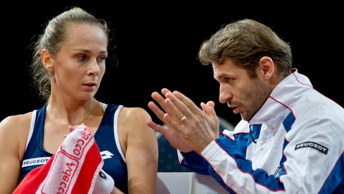 Magdaléna Rybáriková a nehrajúci kapitán Matej Lipták po prehre v prvom sete počas dvojhry s Kiki Bertensovou.