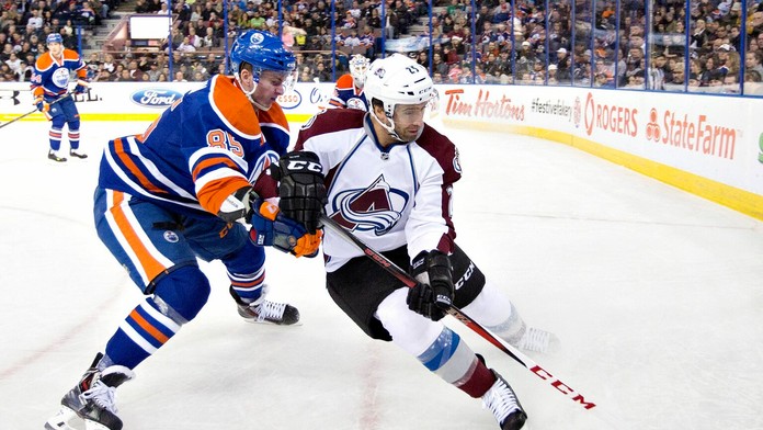 Obranca Martin Marinčin (vľavo) atakuje Maxime Talbota (vpravo) vo svojom NHL debute.)