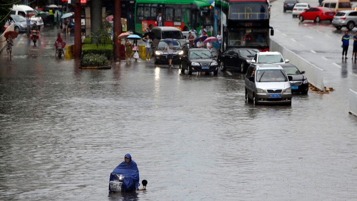 Povodne v Číne zmietli deväť turistov.