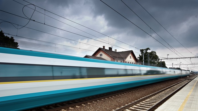 Opitý muž utrpel vážne zranenia po zrážke s vlakom. Záchranári ho museli uviesť do umelého spánku