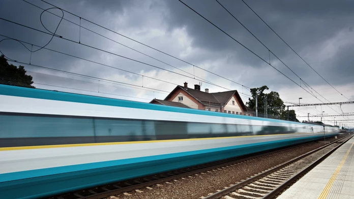 Opitý muž utrpel vážne zranenia po zrážke s vlakom. Záchranári ho museli uviesť do umelého spánku