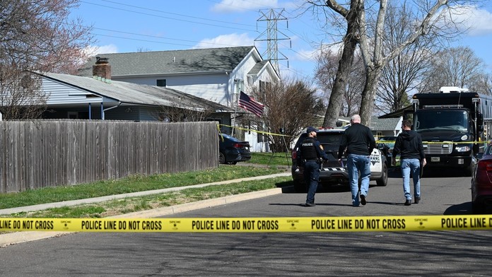 Polícia naháňala v Pensylvánii trojnásobného vraha. Mal zabiť nevlastnú mamu, sestru a matku jeho dvoch detí