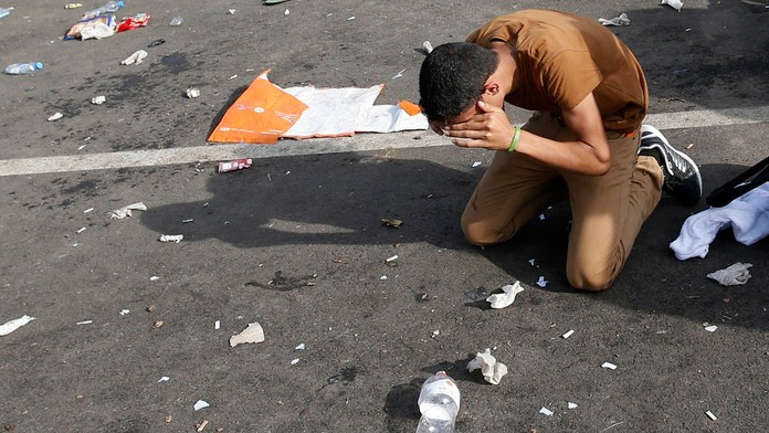 Migrant plače po proteste na maďarsko-srbskej hranici.