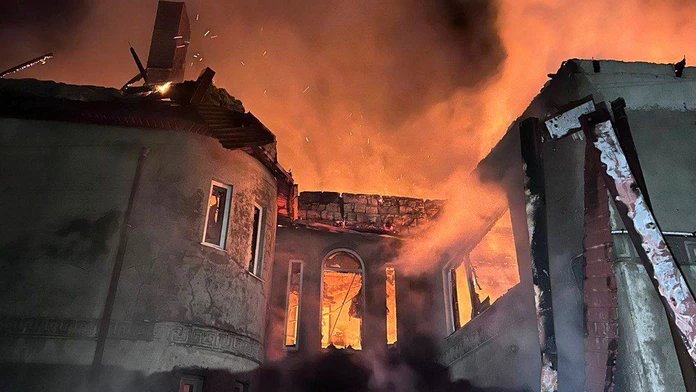 Nočný ruský útok dronmi zasiahol Odesu, tisíce domácností zostali bez elektriny