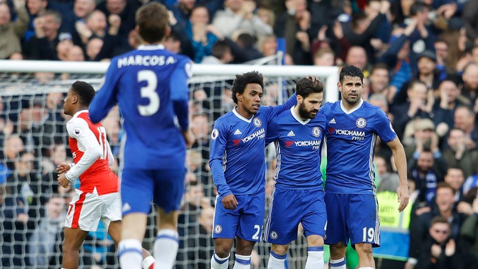 Willian a Diego Costa gratulujú Fabregasovi ku gólu do siete Arsenalu.