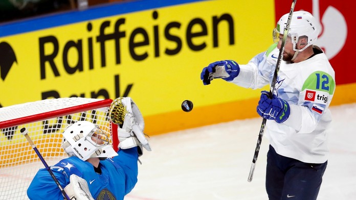 VIDEO: Puk ani nemusel byť na ľade. Aj v zápase posledného s predposledným padajú skvostné góly