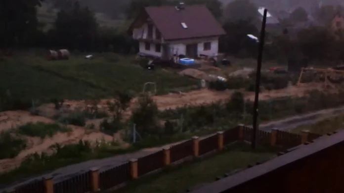 Búrky z večera do rána potrápili Slovákov. Takto to vyzeralo na mnohých miestach