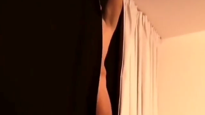 Nahý Rytmus v okne. 