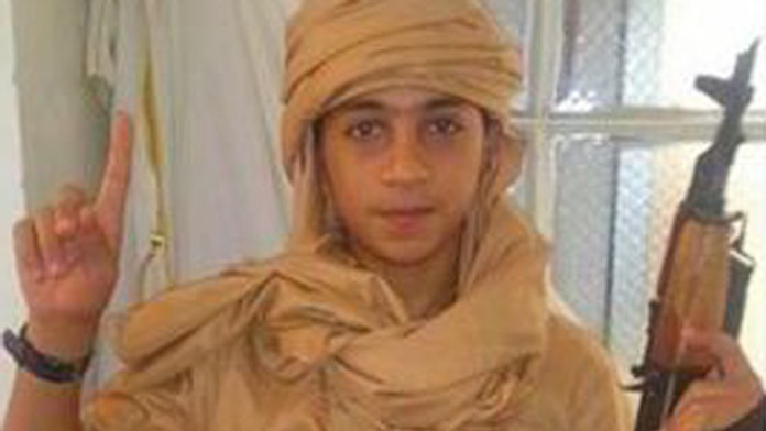 Chlapec sa nechal vyfotiť s kalašnikovom v ruke