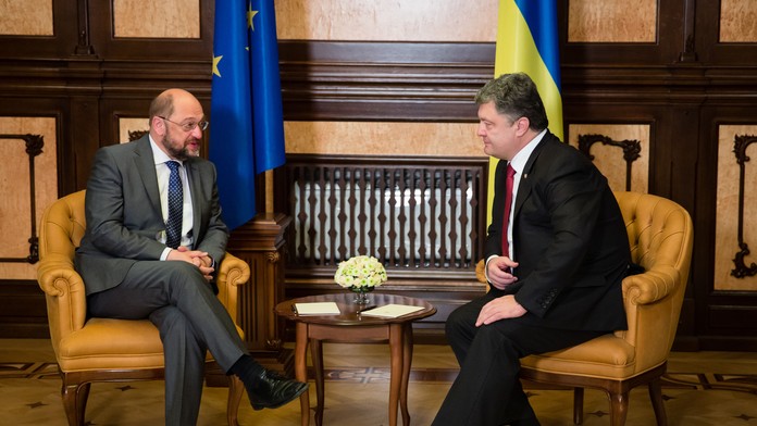 Prezident EÚ (vľavo) Martin Schulz na stretnutí s ukrajinským prezidentom Petrom Porošenkom.