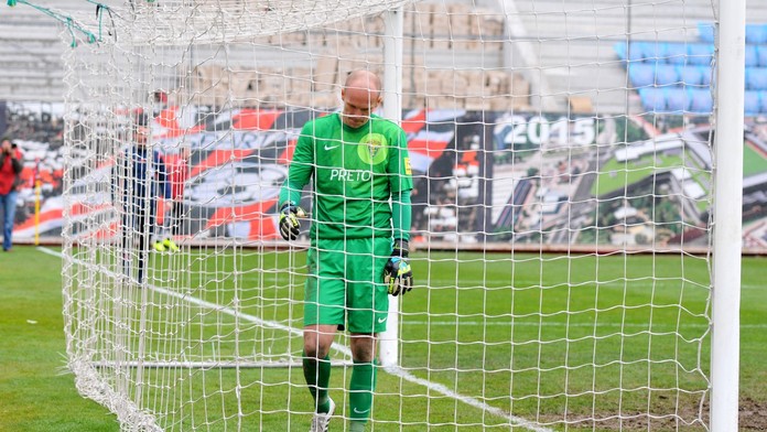 Na snímke sklamaný brankár Žiliny Miloš Volešák