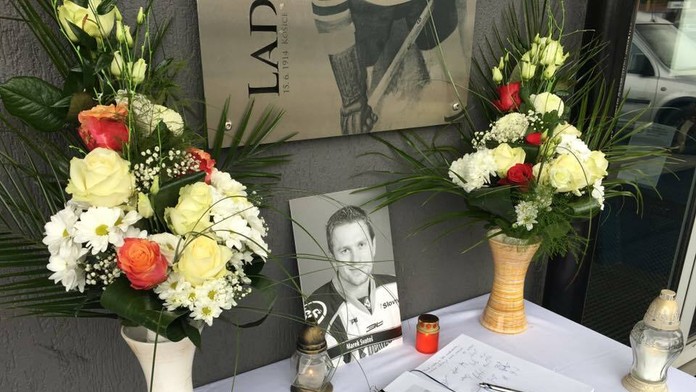 Pietne miesto s kondolenčnou knihou pred Steel arénou.