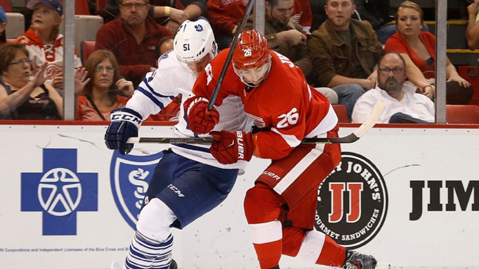 Vľavo Jake Gardiner (Toronto Maple Leafs) v súboji o puk s Tomášom Jurčom (Detroit Red Wings).