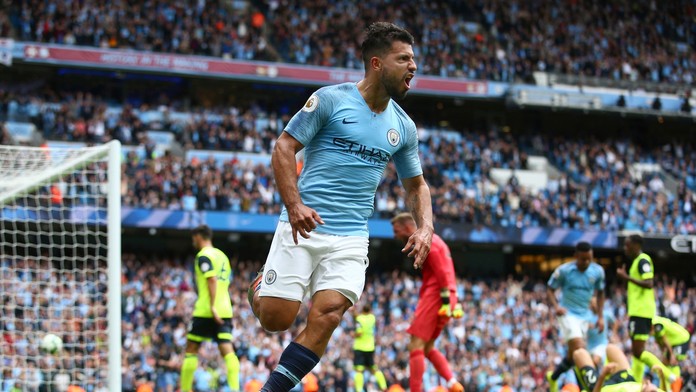 Sergio Aguero oslavuje gól do siete Huddersfieldu.
