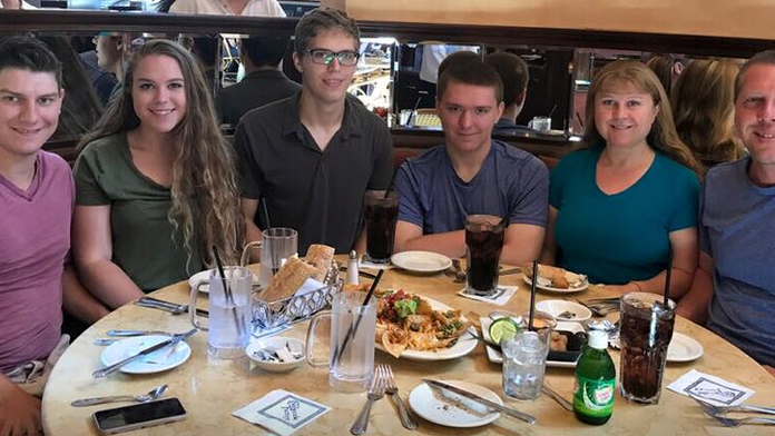 Útočil autista Scott Kologi (tretí sprava). 