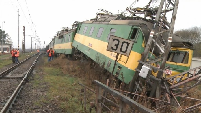 Vykoľajený vlak.