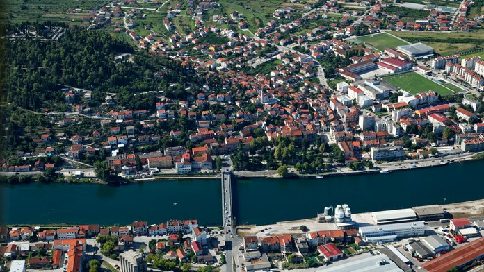 Obľúbenú chorvátsku lokalitu zasiahlo zemetrasenie. Predchádzali mu záblesky na oblohe