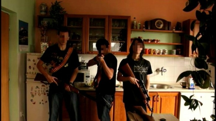 Trojica chlapcov, ktorí sú obvinení z vraždy taxikára.