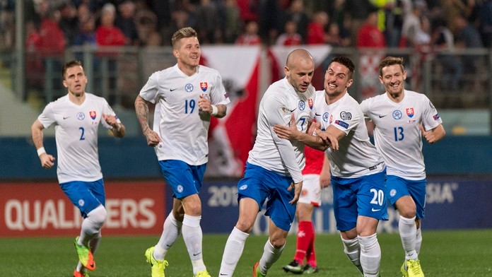 Na snímke radosť Slovákov po strelení gólu, uprostred jeho autor Vladimír Weiss ml..