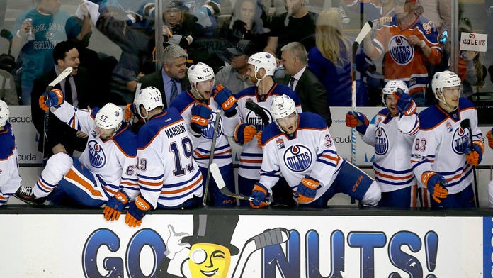 Hráči Edmontonu Oilers sa tešia z postupu do 2. kola play-off