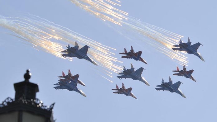 Vojenská prehliadka na moskovskom Červenom námestí.